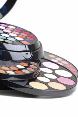 Beyaz renkteki göz gölgesi.