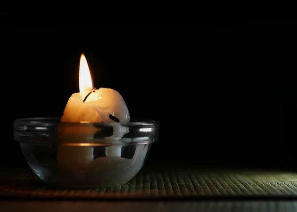 燃烧的蜡烛，在黑色背景上的玻璃烛台. — 图库照片