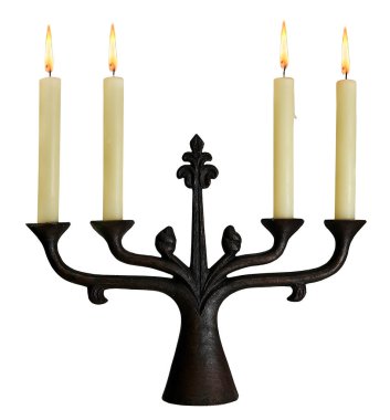 eski mum vintage bronz şamdan yakma. Beyaz arka plan üzerinde izole.