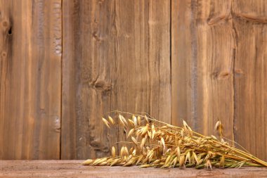 Tahıl: spikelets çavdar, yulaf, buğday ahşap arka plan üzerinde. Buğday spikelets rustik tarzı ahşap arka plan