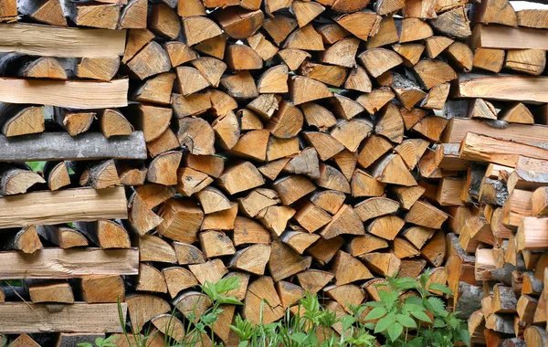 薪のスタック。炉、背景用の薪の大きな山. — ストック写真