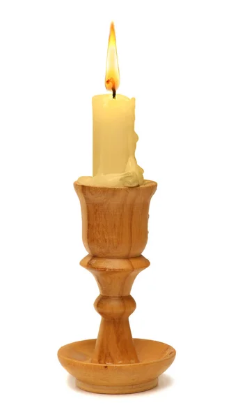 燃烧旧蜡烛老式木制烛台。白色背景上孤立. — 图库照片