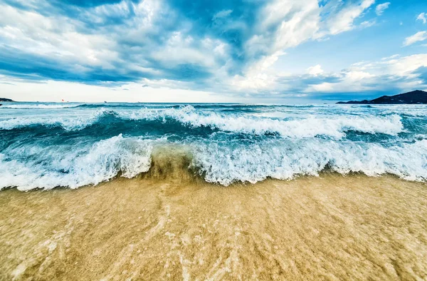 Pequeñas olas tropicales . — Foto de Stock