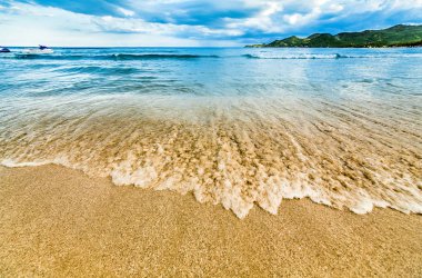 Tropikal küçük dalgalar.