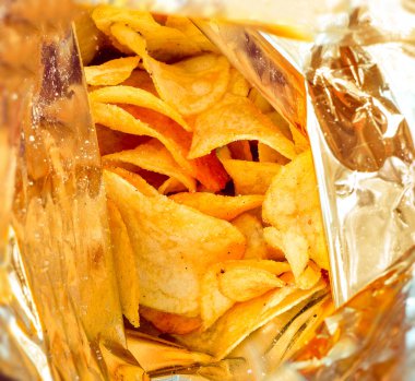 Kızarmış yağlı patates cips.