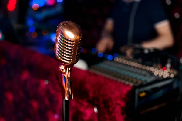 Mikrofon na rozmazaném pozadí. — Stock fotografie