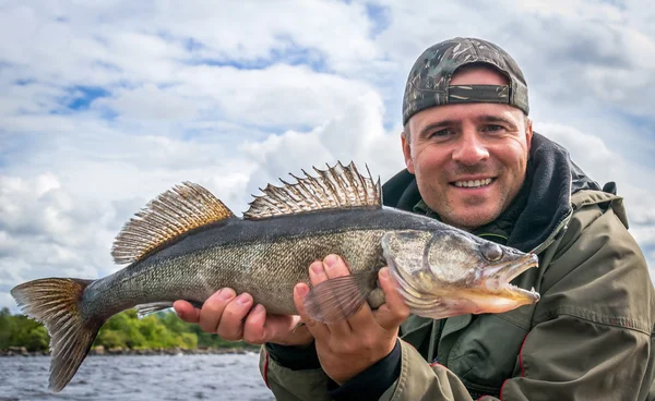 Pescador com troféu de pesca zander — Fotografia de Stock