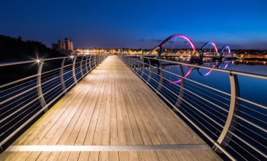 Yaz saati, Solvesborg içinde uzun yaya köprüsü için gece görünümü 