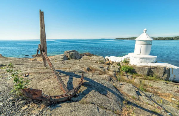 アンカーと灯台でスウェーデンの夏の海の海岸を表示します。 — ストック写真