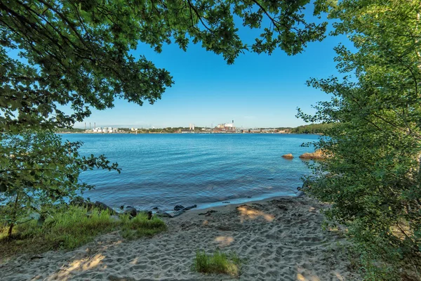 Naturliga sommaren ram med liten strand — Stockfoto