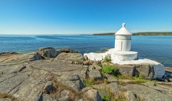 Swedish summer sea coast view with lighthouse — Stock Photo, Image