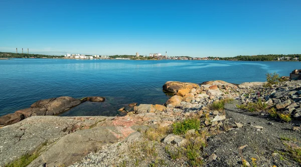 Verão sueco mar costa panorama com Karlshamn cidade fundo — Fotografia de Stock