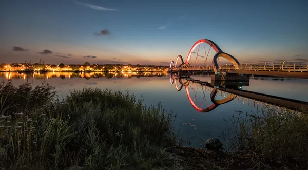 Solvesborg Fußgängerbrücke mit Stadt - Nachtansicht — Stockfoto