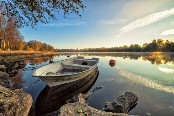 Pastoral sonbahar göl manzarası ile beyaz kayık — Stok fotoğraf