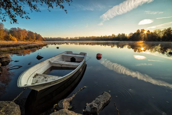 Lago calmo com barco a remos em cenário de outono — Fotografia de Stock