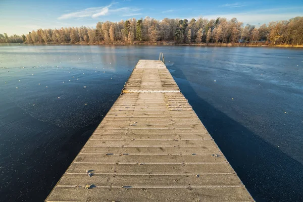 Ponte de madeira em cenário de novembro frio — Fotografia de Stock