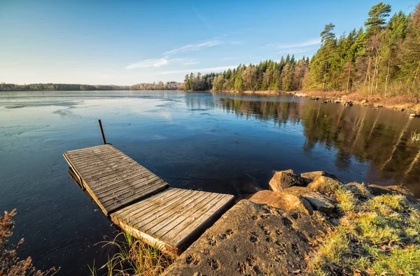 Novembro paisagem sobre o lago natural sueco — Fotografia de Stock