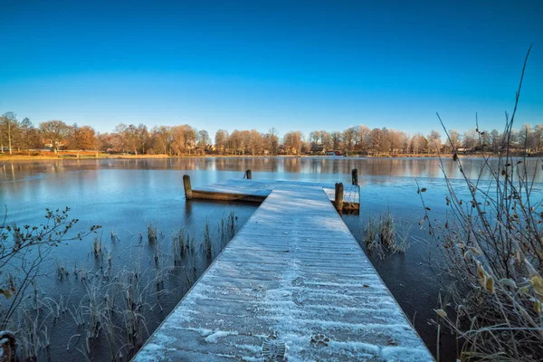 Puente de madera sueco en el paisaje frío de la mañana — Foto de Stock