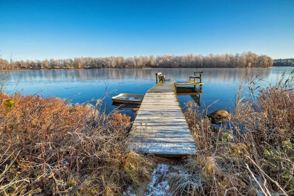 Paisaje de la mañana congelado en el lago sueco —  Fotos de Stock