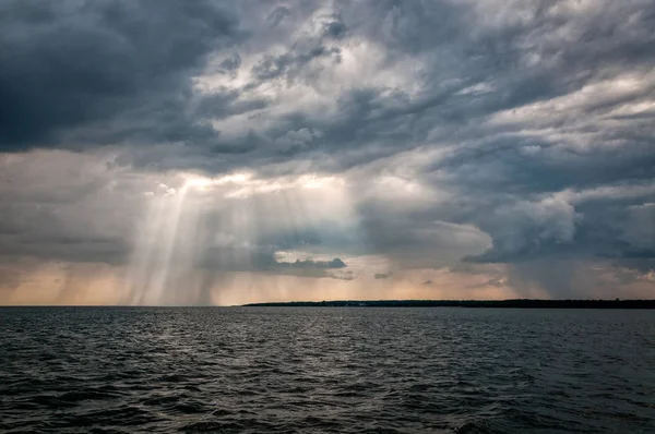 Paisaje Marino Dramático Con Nubes Lluviosas — Foto de Stock