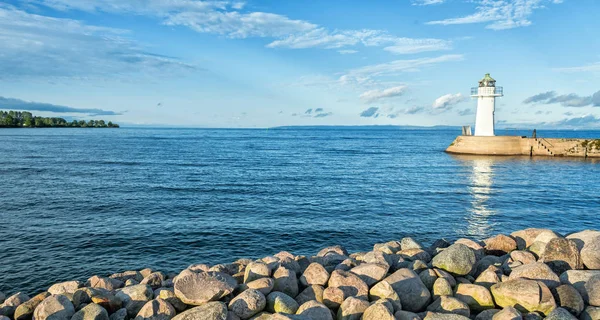 Zweeds Meerlandschap Met Witte Vuurtoren — Stockfoto