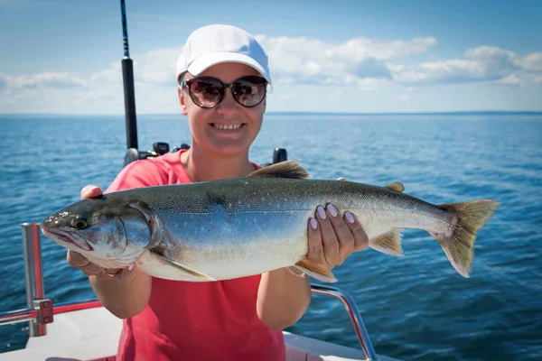 Mujer Pescador Con Bonito Carbón Ártico —  Fotos de Stock