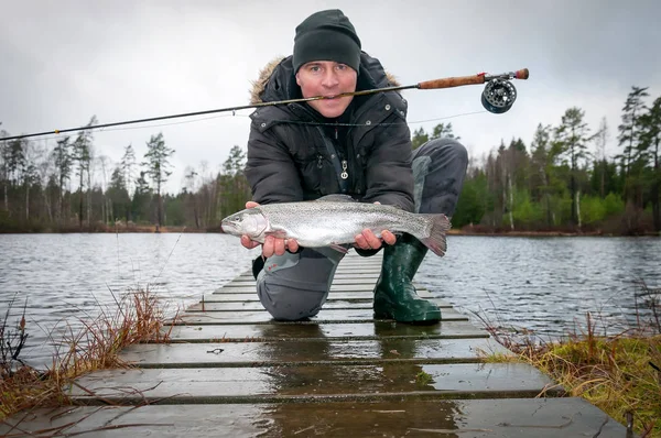 Pesca Com Mosca Pescador Apresenta Seu Peixe Troféu — Fotografia de Stock
