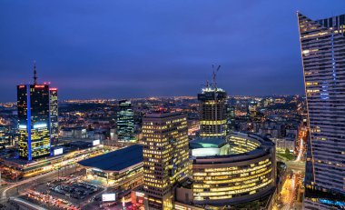 Varşova, Polonya - 14 Kasım 2019: Varşova şehir merkezinin gece hava görüntüsü, Polonya. Varşova, Polonya 'nın yaklaşık 2 milyon nüfuslu başkenti ve en büyük şehridir..