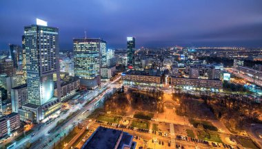 Varşova, Polonya - 14 Kasım 2019: Varşova şehir merkezinin gece hava görüntüsü, Polonya. Varşova, Polonya 'nın yaklaşık 2 milyon nüfuslu başkenti ve en büyük şehridir..