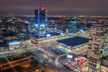 Varşova, Polonya - 14 Kasım 2019: Varşova şehir merkezinin gece hava görüntüsü, Polonya. Varşova, Polonya 'nın yaklaşık 2 milyon nüfuslu başkenti ve en büyük şehridir..