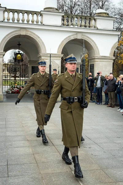 Warsaw Pologne Novembre 2019 Changement Garde Devant Une Tombe Soldat Images De Stock Libres De Droits