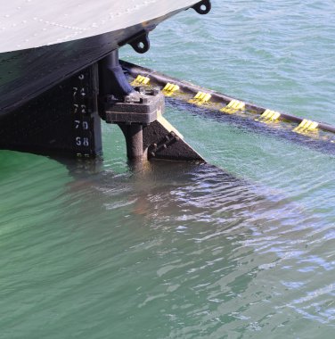 bir geminin paslı dümenini