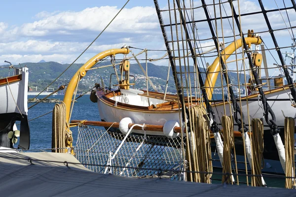 Velho barco de vida de madeira — Fotografia de Stock