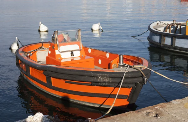 Швартовочная лодка в гавани — стоковое фото