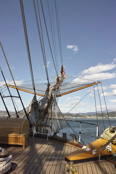 Vista de un bowsprit de un gran velero de madera — Foto de Stock