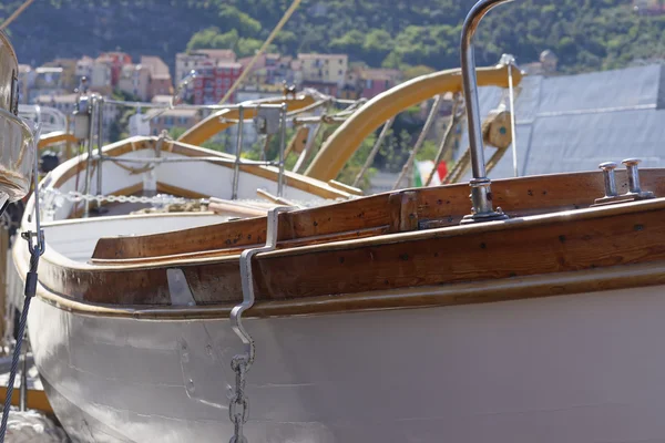 Старий дерев'яний життєвий човен — стокове фото