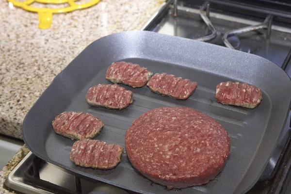 Deliciosa hamburguesa cruda — Foto de Stock