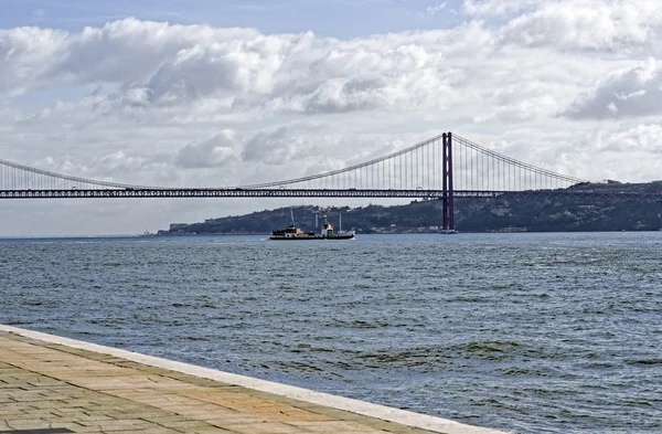 25 de Abril Bridge přes řeku Tajo — Stock fotografie