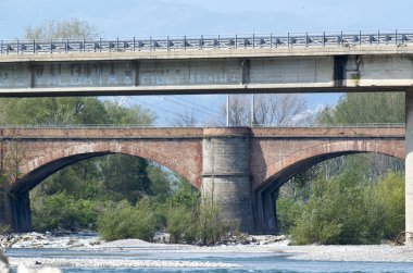 Eski bir nehir üstünde köprü