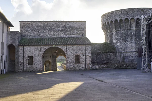 Den mäktiga Pisan Fortezza-Firmafede i Sarzana — Stockfoto