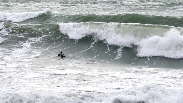 Un surfista surfear una ola en italia —  Fotos de Stock