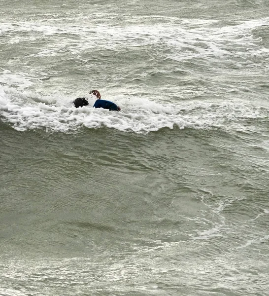 Surfař surfovat vlnu v Itálii — Stock fotografie