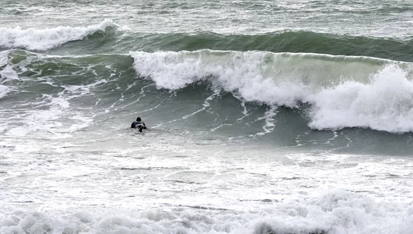 Ein surfer surft auf einer welle in italien — Stockfoto