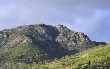 levanto yakınındaki dağ