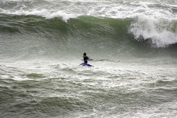 En surfare surfa en våg i Italien — Stockfoto