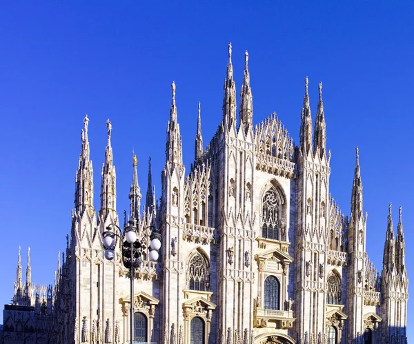 Procurando Duomo di Milano significando Catedral de Milão na Itália — Fotografia de Stock