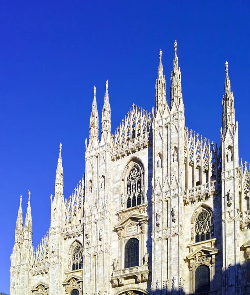 Procurando Duomo di Milano significando Catedral de Milão na Itália — Fotografia de Stock