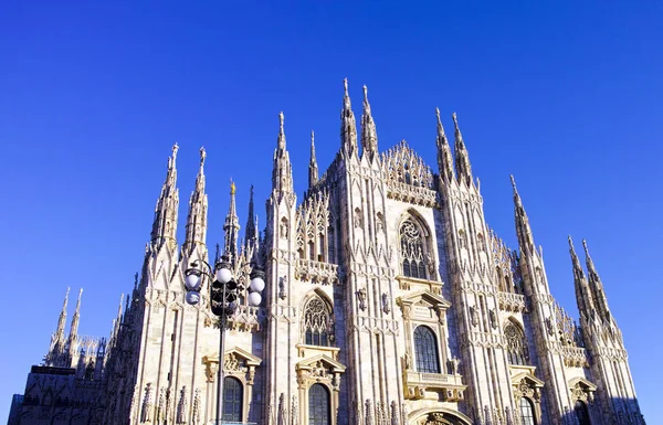 Procurando Duomo di Milano significando Catedral de Milão na Itália — Fotografia de Stock