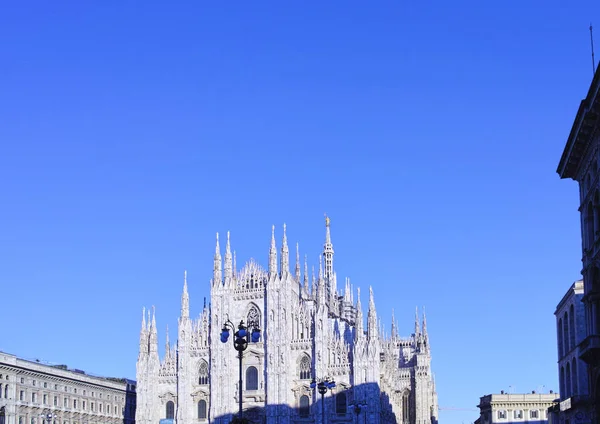 Olhando Duomo di Milano significando Catedral de Milão, na Itália, com b — Fotografia de Stock
