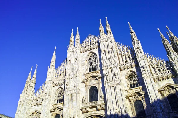 Patrząc Duomo di Milano czyli Katedra w Mediolanie we Włoszech, z b — Zdjęcie stockowe